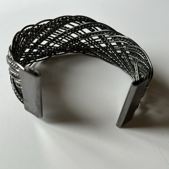 🌻Silver Toned Wired Cuff Bracelet - Picture 5 of 8